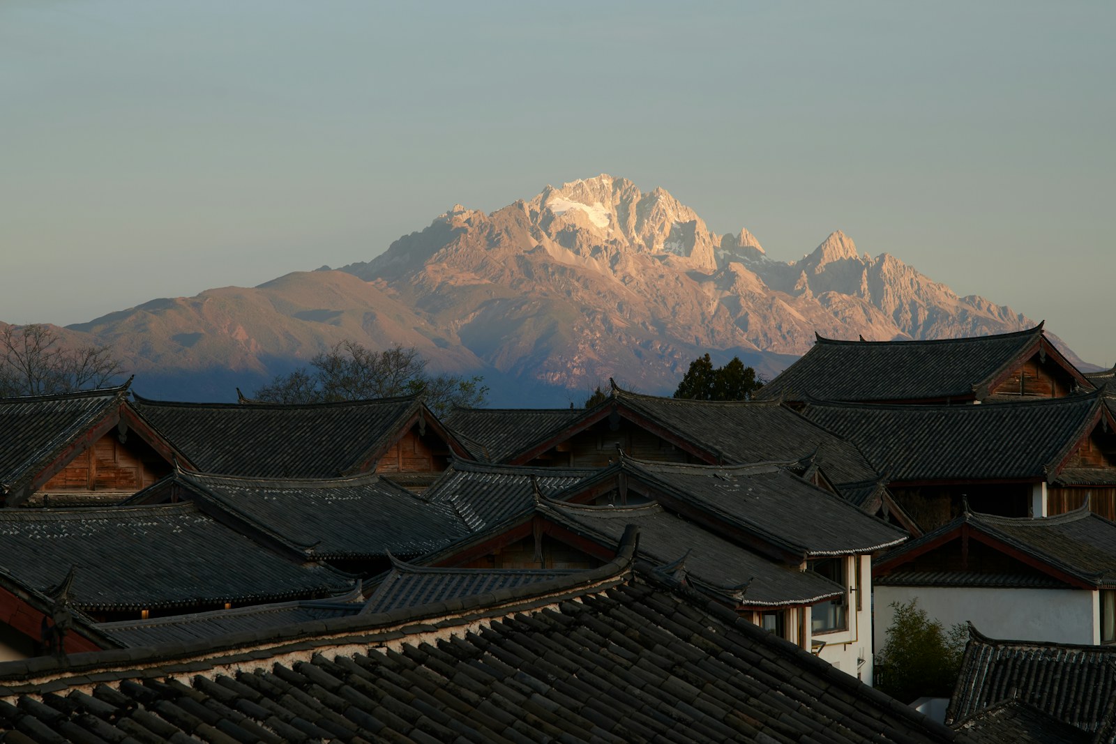 雪山之下的黛瓦屋檐